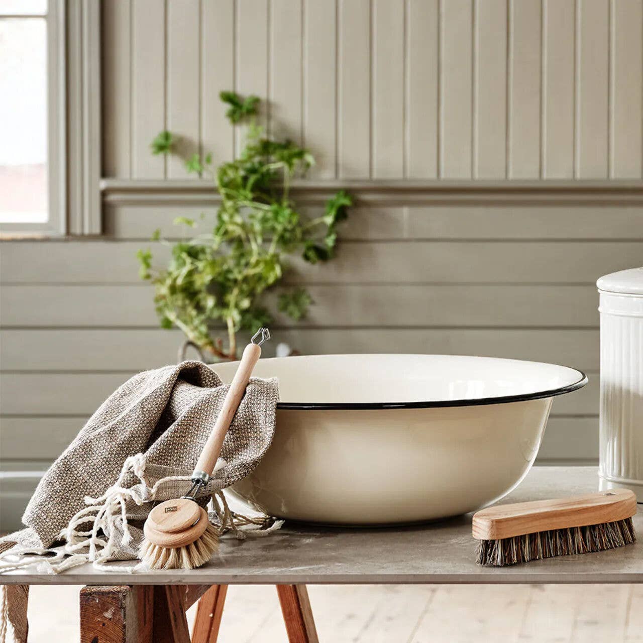 STP - Ivory Vintage Enamel Basin 9.5 qt